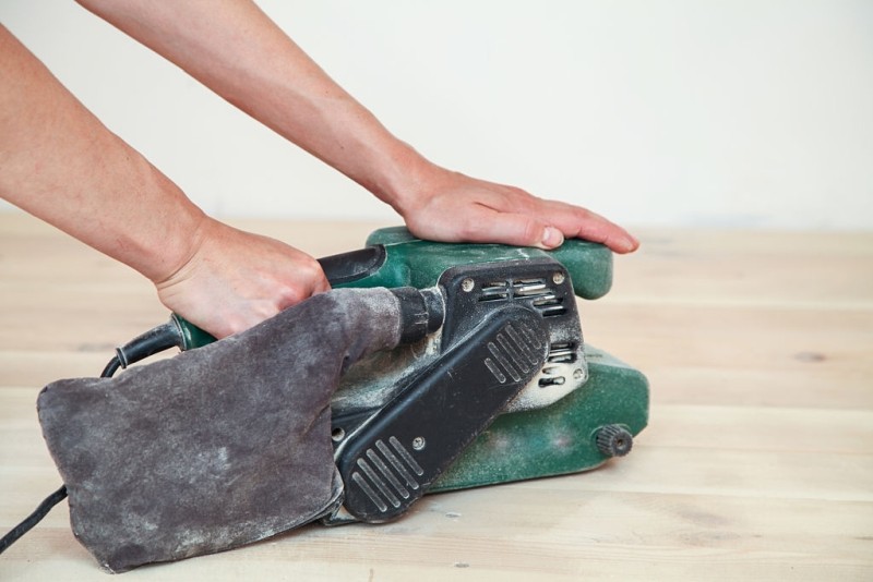 Ponceuse à bande en utilisation